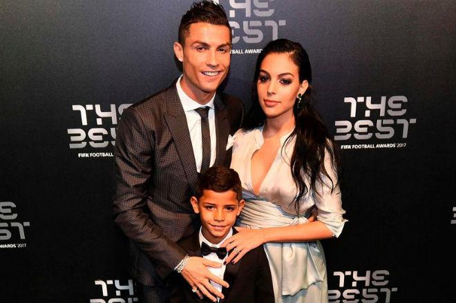 Ronaldo ngày càng gần MU: Đưa quý tử về Anh luyện công - Hình 1