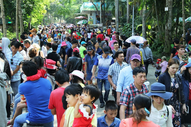 Tết Dương lịch: Biển người đông như nêm trong các khu vui chơi - Hình 1