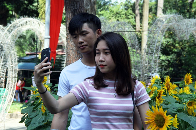 Tết Dương lịch: Biển người đông như nêm trong các khu vui chơi - Hình 17
