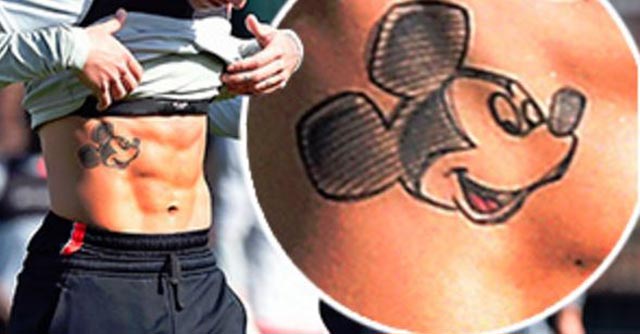 Coutinho và hình xăm chuột Mickey trên bụng