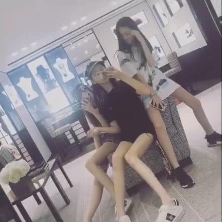 Con gái hở hàm ếch của Vương Phi - Lý Á Bằng khoe cuộc sống sướng từ trong trứng - Hình 3