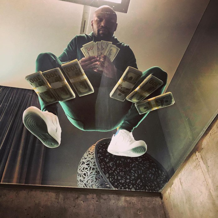 Cuộc sống vương giả của độc cô cầu bại Mayweather: Đi vòng quanh thế giới bằng máy bay riêng, không có gì ngoài súng và tiền - Hình 3