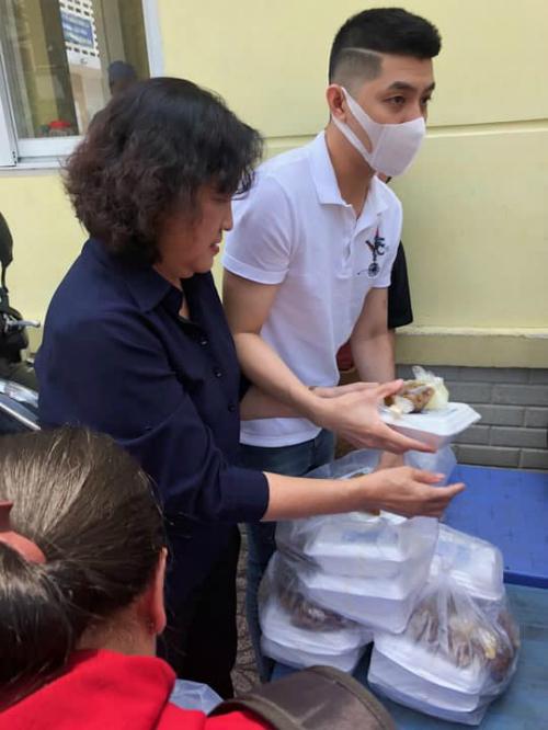 Facebook Sao: Hồ Quang Hiếu đọ vẻ điển trai với Trấn Thành, Noo Phước Thịnh tiều tụy đi phát cơm từ thiện - Hình 2