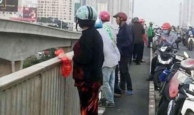 Giận bạn trai, cô gái dựng hiện trường giả nhảy cầu Sài Gòn? - Hình 1