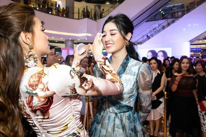 Giữa tin đồn rạn nứt, Hà Hồ và Kim Lý vẫn tình tứ bên nhau - Hình 7
