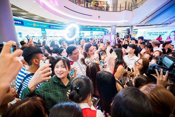 Giữa tin đồn rạn nứt, Hà Hồ và Kim Lý vẫn tình tứ bên nhau - Hình 5