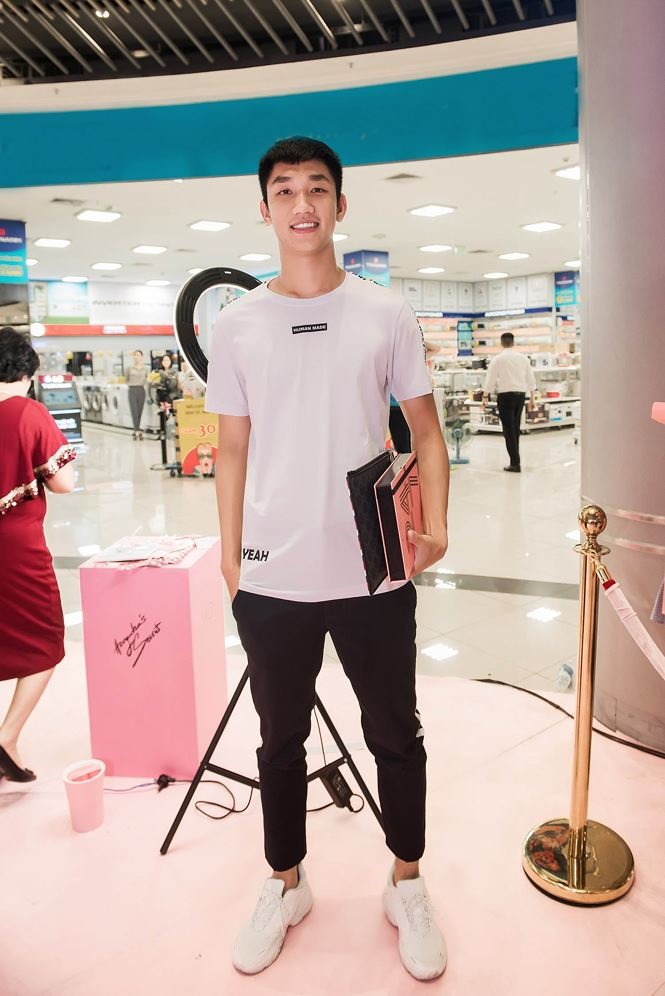 Giữa tin đồn rạn nứt, Hà Hồ và Kim Lý vẫn tình tứ bên nhau - Hình 8