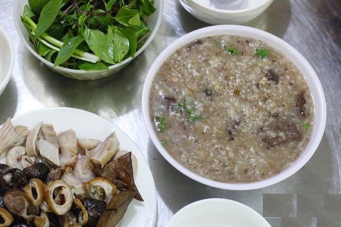 Hà Nội lạnh thật rồi! Giờ là lúc tìm đến ăn món cháo lòng nóng hổi này thôi! - Hình 1
