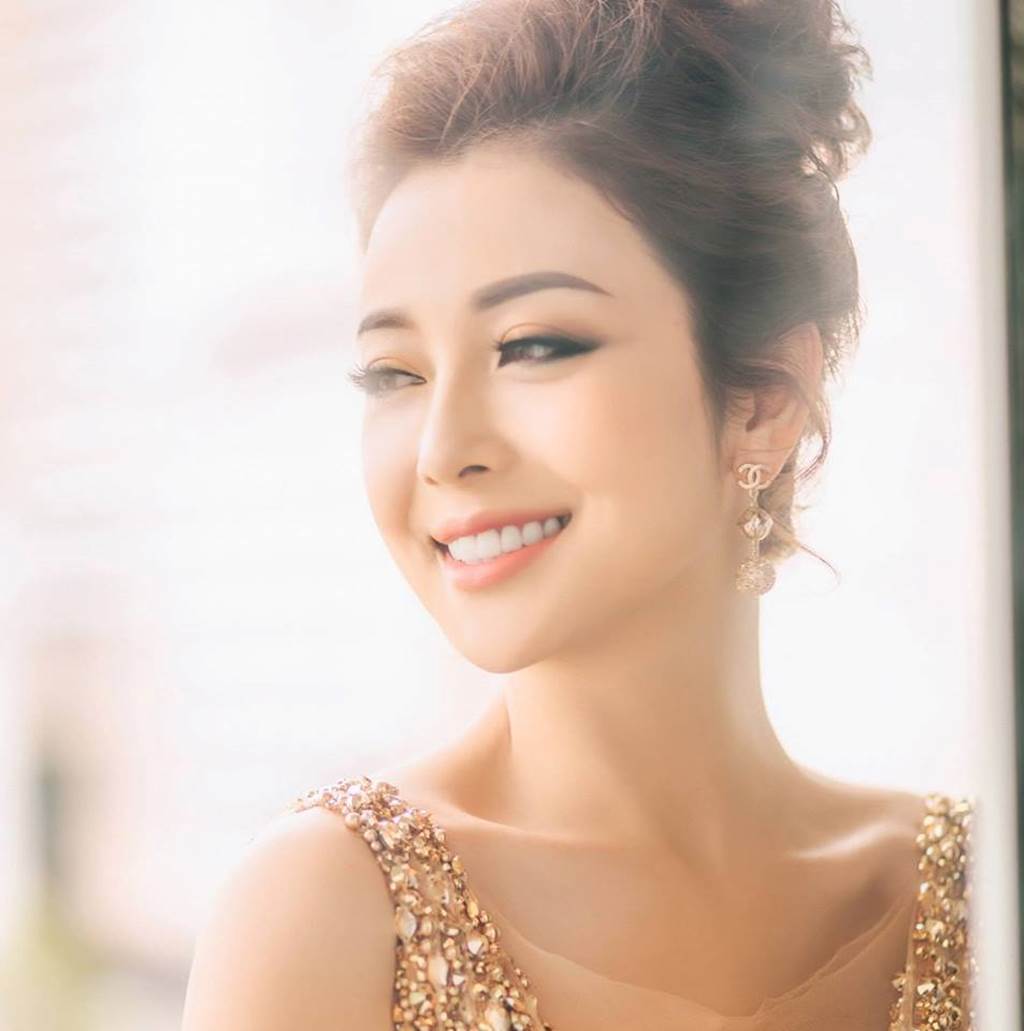 HH Jennifer Phạm lại gây thương nhớ nhờ váy xuyên thấu mỏng như sương - Hình 8