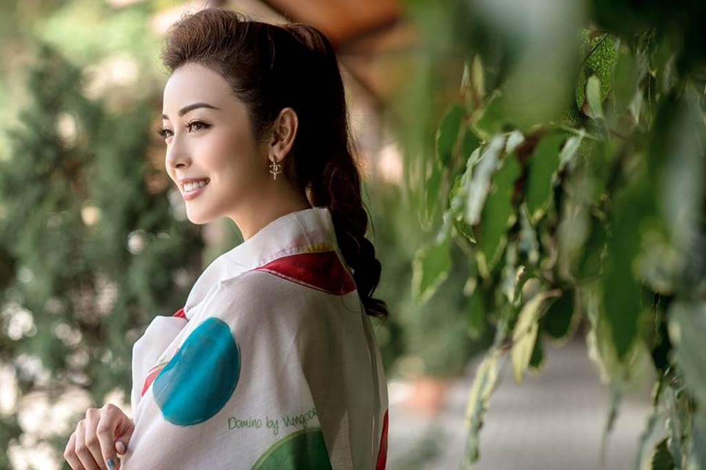 HH Jennifer Phạm lại gây thương nhớ nhờ váy xuyên thấu mỏng như sương - Hình 9