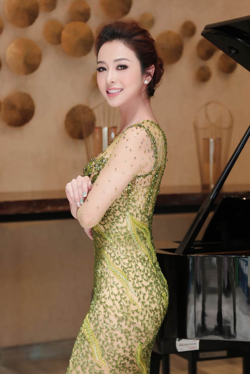 HH Jennifer Phạm lại gây thương nhớ nhờ váy xuyên thấu mỏng như sương - Hình 3
