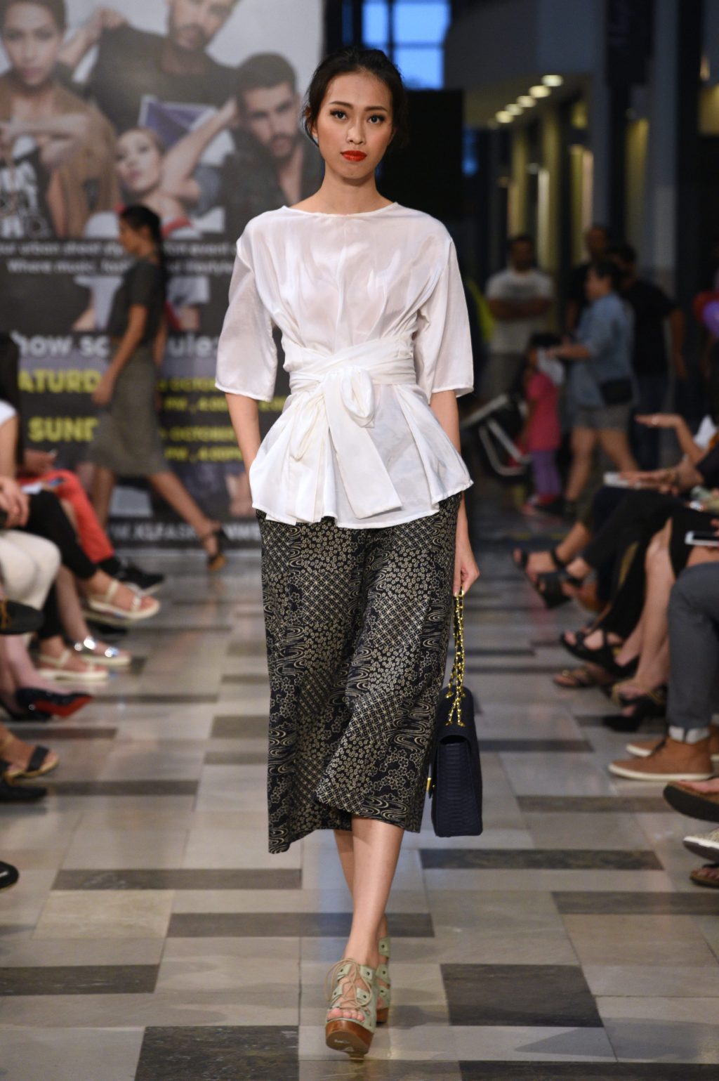 Học hỏi các sao và fashionista 6 cách mặc đồ đẹp với quần ống rộng - Hình 11