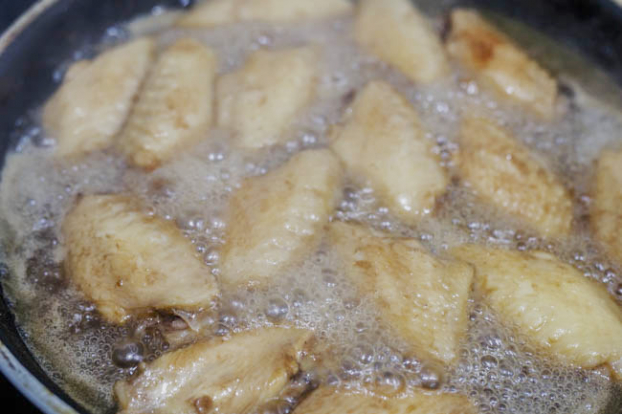 Không ngờ kết hợp cánh gà với coca lại có thể tạo ra một món ăn ngon đến thế - Hình 5