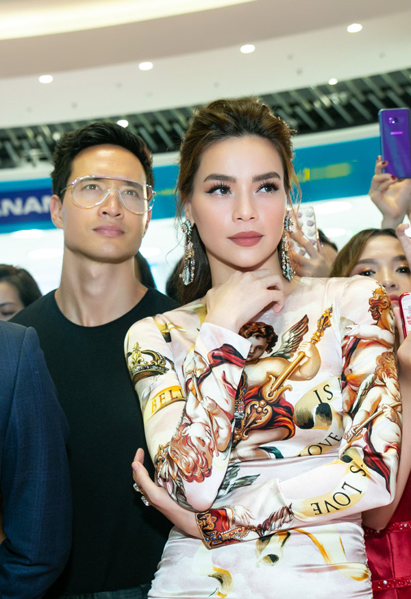 Kim Lý, Hồ Ngọc Hà thì thầm to nhỏ ở sự kiện - Hình 1