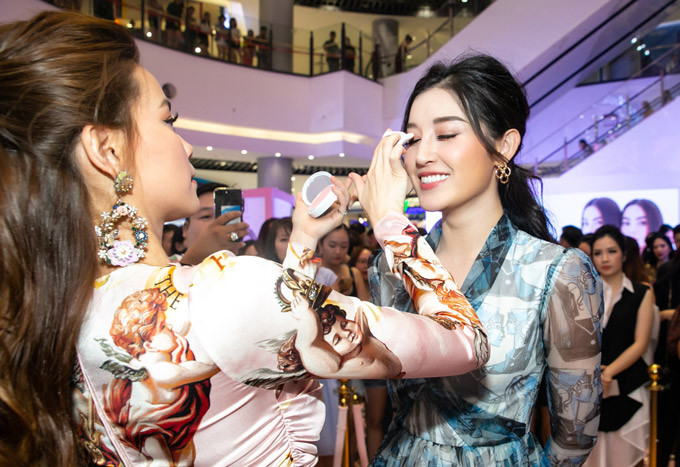 Kim Lý, Hồ Ngọc Hà thì thầm to nhỏ ở sự kiện - Hình 6