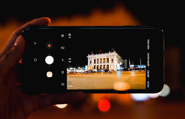 Mang Galaxy J4 đi thách thức bóng tối: Liệu có vô đối? - Hình 1