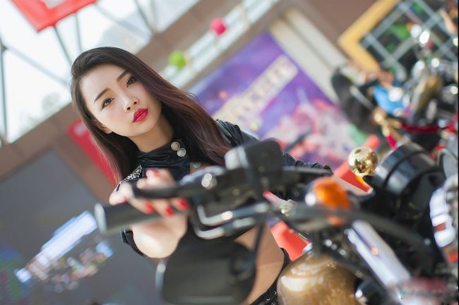 Ngắm nhìn chân dài bên cạnh xế nổ đốn tim phái mạnh - Hình 7