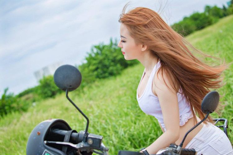 Người mẫu xinh đẹp tạo dáng bên cạnh sói già SYM Wolf 125 - Hình 4
