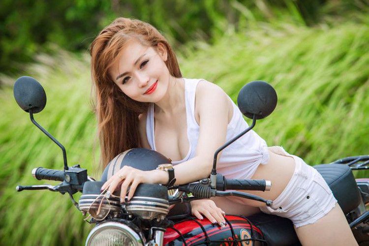 Người mẫu xinh đẹp tạo dáng bên cạnh sói già SYM Wolf 125 - Hình 5