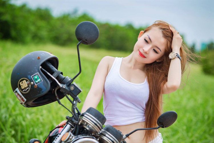 Người mẫu xinh đẹp tạo dáng bên cạnh sói già SYM Wolf 125 - Hình 3