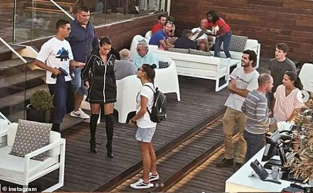 Ronaldo về quê bàn cách đối phó với cáo buộc hiếp dâm - Hình 1