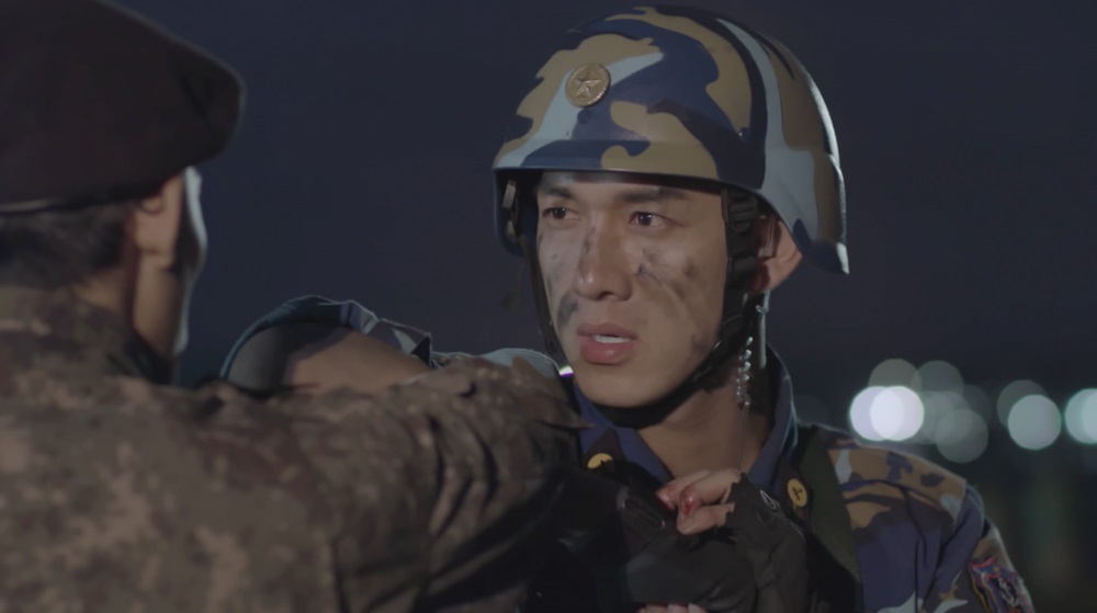 Song Luân: Nếu kỳ vọng có Song Joong Ki thứ hai thì bạn đừng xem Hậu duệ Mặt Trời - Hình 5