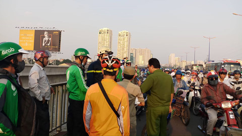Thư tuyệt mệnh gửi gắm em trai gờ ráp gây kẹt xe trên cầu Sài Gòn - Hình 1
