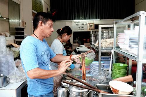 Tiệm mì Sài Gòn luôn đông nghịt khách từ 6h suốt 26 năm - Hình 1