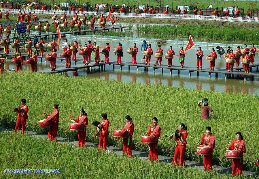 Những hình ảnh đẹp tại Lễ hội Ném còn ba nước Việt  Lào  Trung