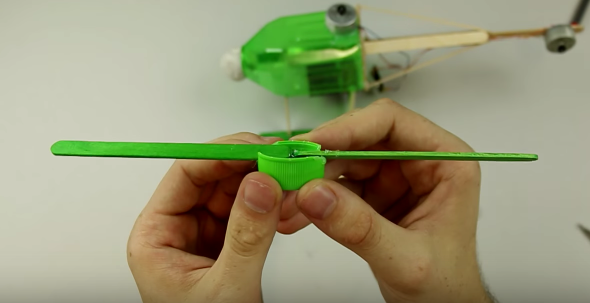 Cách làm máy bay trực thăng từ vỏ chai nhựa - Hình 24