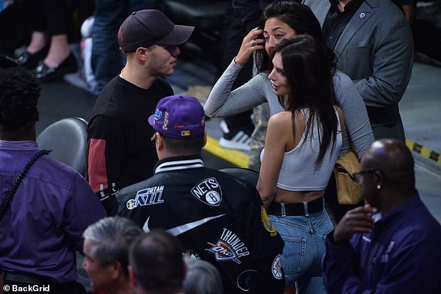 Fan không thể rời mắt khỏi Emily Ratajkowski - Hình 7