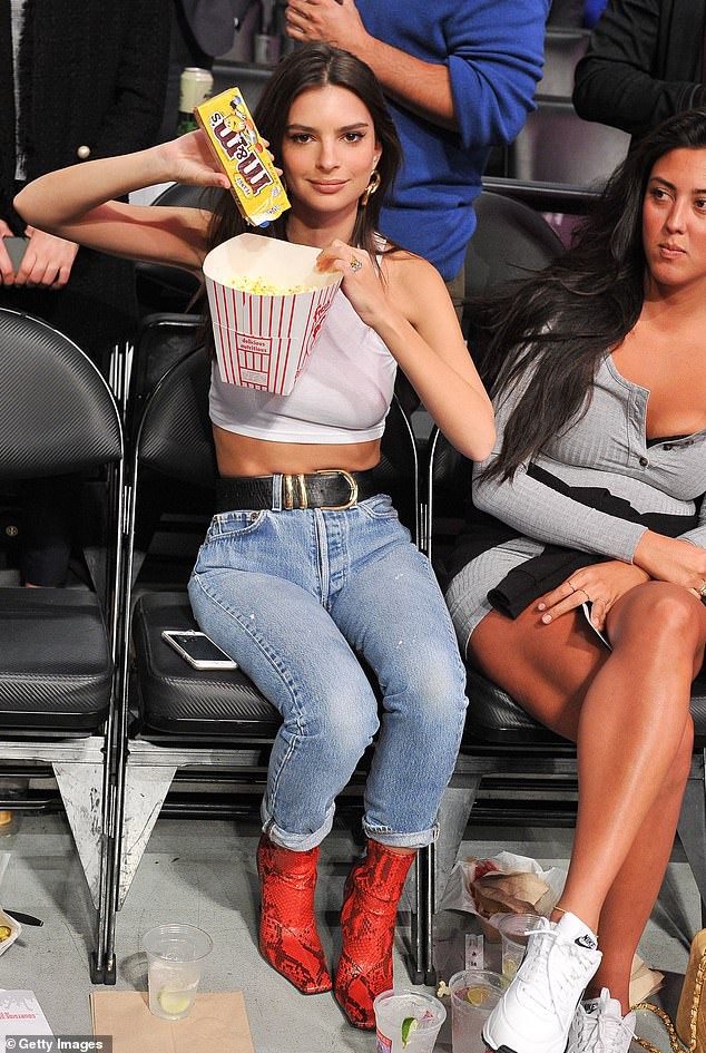Fan không thể rời mắt khỏi Emily Ratajkowski - Hình 9