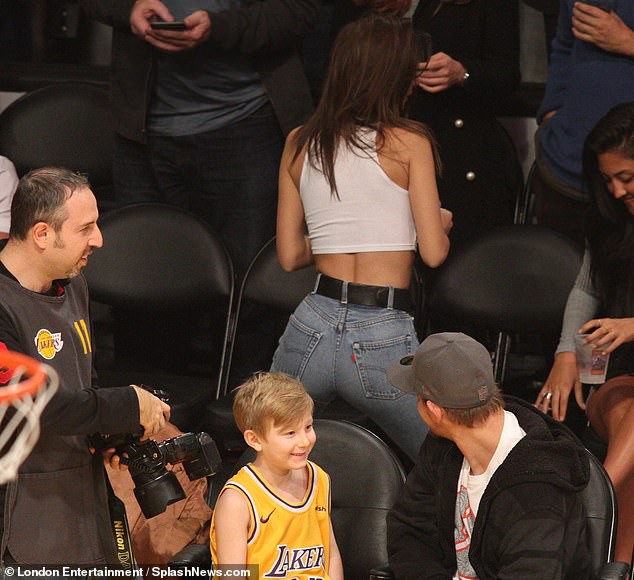 Fan không thể rời mắt khỏi Emily Ratajkowski - Hình 2