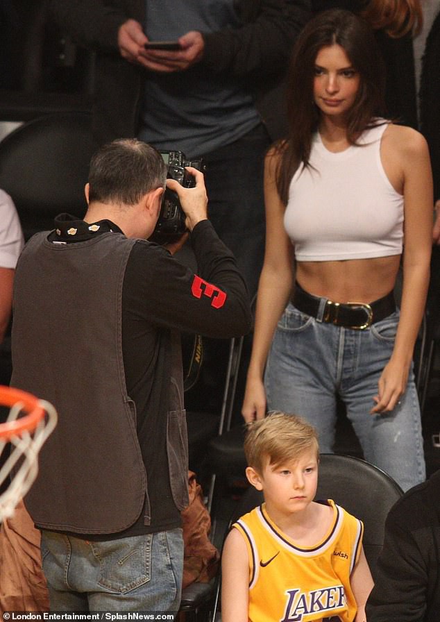 Fan không thể rời mắt khỏi Emily Ratajkowski - Hình 5