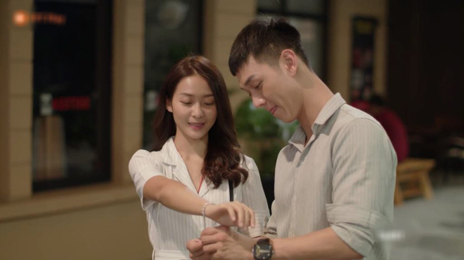 Hậu Duệ Mặt Trời bản Việt: Khả Ngân không ngại ngần đòi Song Luân cởi đồ, ngủ lại nhà trước mặt mẹ ruột - Hình 19