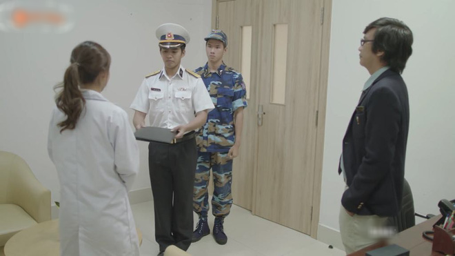 Hậu Duệ Mặt Trời bản Việt: Khả Ngân không ngại ngần đòi Song Luân cởi đồ, ngủ lại nhà trước mặt mẹ ruột - Hình 3