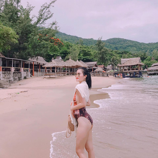 Không ngờ dàn WAGs tuyển Việt Nam lại có cô gái gợi cảm thế này! - Hình 13