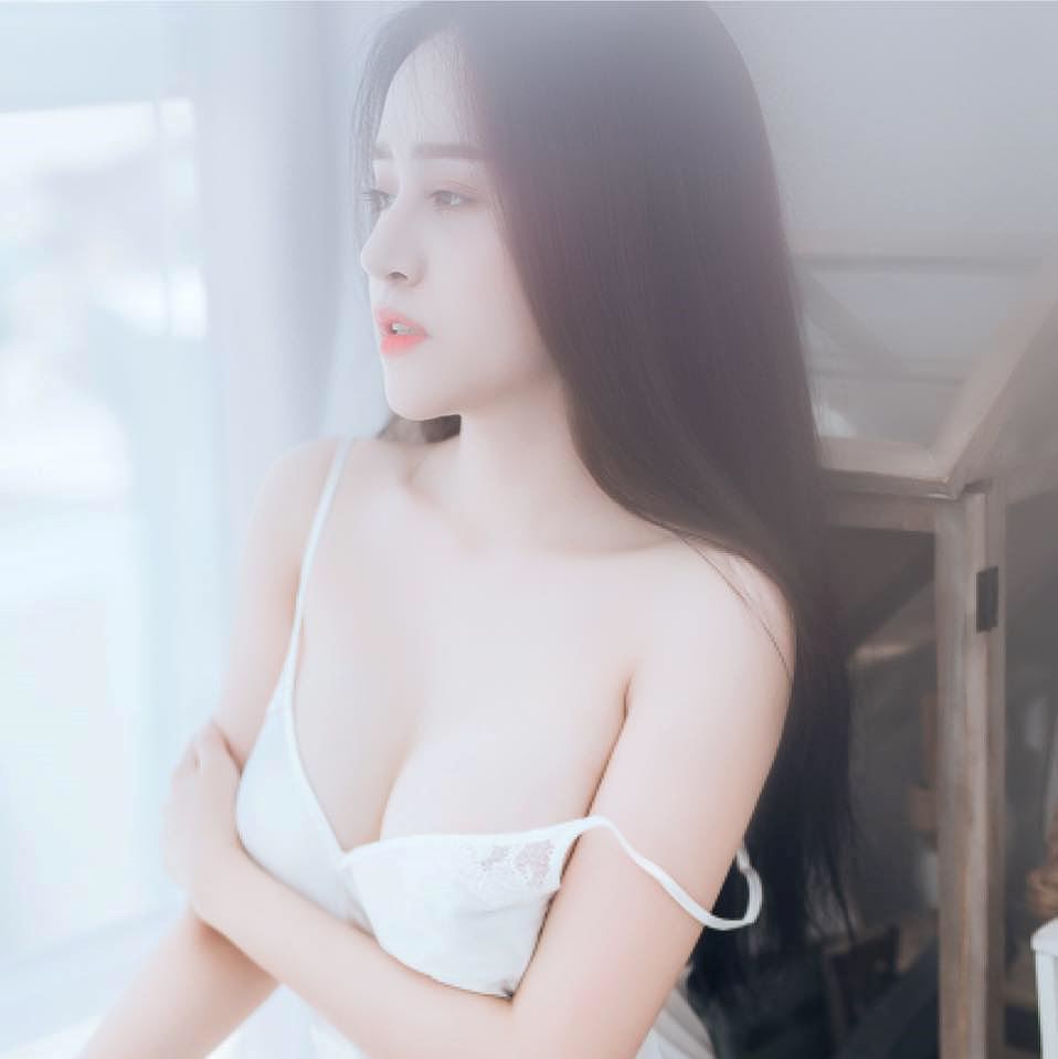 Không nhận ra Bà Tưng Huyền Anh dù vẫn cực gợi cảm - Hình 6
