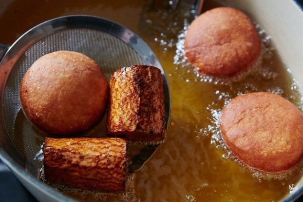 Mỗi lần làm món chiên, tôi đều thêm thứ này vào để món rán vàng ươm không bị cháy - Hình 3