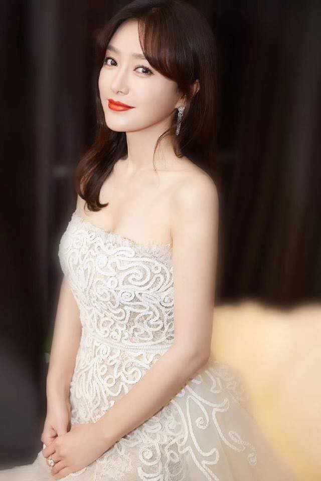 Ngắm loạt ảnh mới nhất của Phú Sát Hoàng hậu Tần Lam, đã U40 nhưng vẫn khiến fans nhìn muốn mòn con mắt - Hình 1