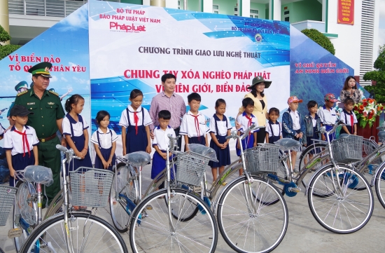Trao tặng 1.200 lá cờ Tổ quốc cho nhân dân biên giới tỉnh Bạc Liêu - Hình 4