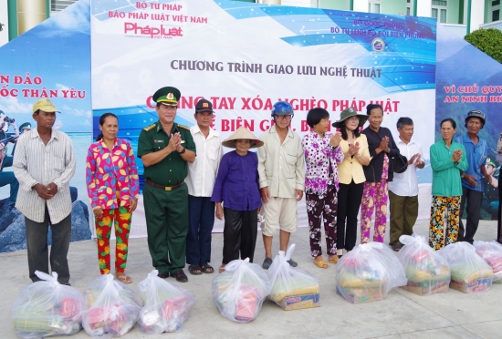 Trao tặng 1.200 lá cờ Tổ quốc cho nhân dân biên giới tỉnh Bạc Liêu - Hình 3
