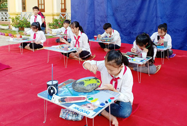 Học Sinh Vẽ Tranh Trên Đá, Gây Quỹ Giúp Bạn - Học Hành - Việt Giải Trí