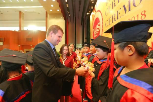 114.875 học viên VUS nhận chứng chỉ Anh ngữ quốc tế - Hình 2