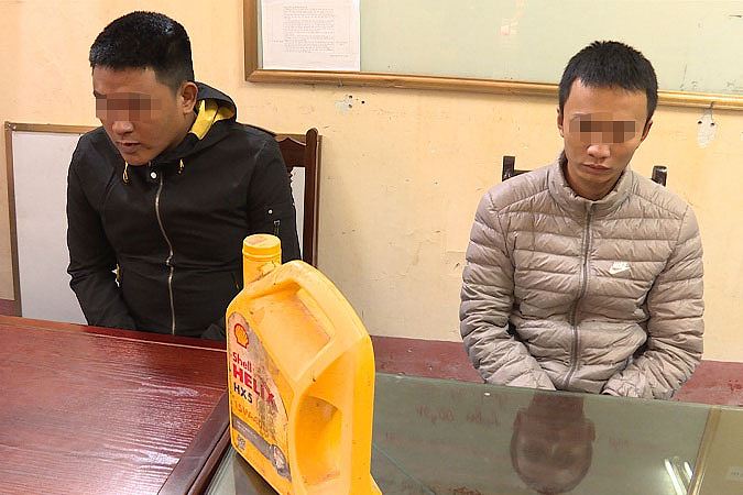 Bắt quả tang hai đối tượng ném chất bẩn vào nhà để đòi nợ - Hình 1