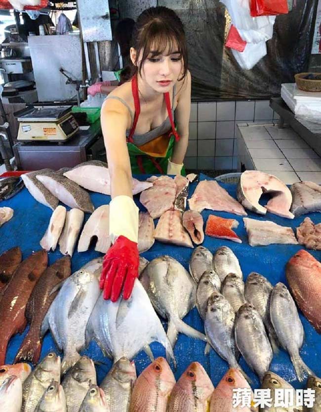 Các cô gái vô danh nổi tiếng sau 1 đêm nhờ mặc gợi cảm khi bán thịt, bán cá - Hình 9