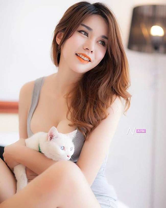 Các cô gái vô danh nổi tiếng sau 1 đêm nhờ mặc gợi cảm khi bán thịt, bán cá - Hình 6