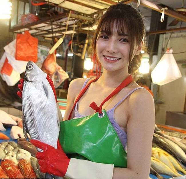 Các cô gái vô danh nổi tiếng sau 1 đêm nhờ mặc gợi cảm khi bán thịt, bán cá - Hình 8