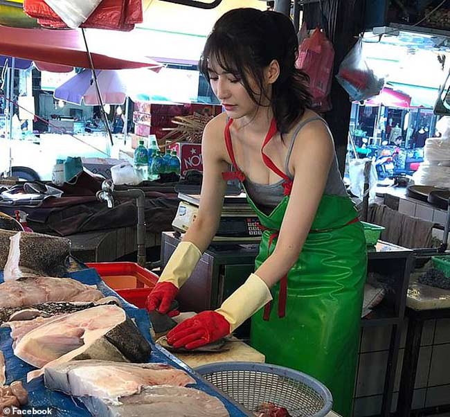 Các cô gái vô danh nổi tiếng sau 1 đêm nhờ mặc gợi cảm khi bán thịt, bán cá - Hình 7