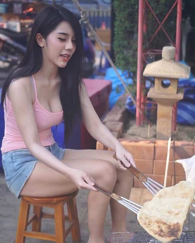 Các cô gái vô danh nổi tiếng sau 1 đêm nhờ mặc gợi cảm khi bán thịt, bán cá - Hình 1